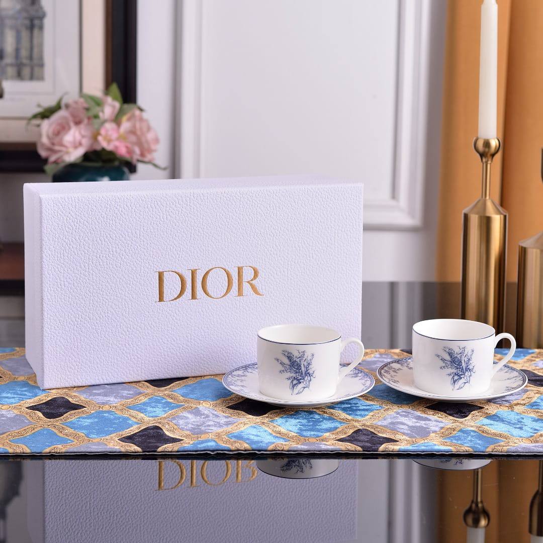 Branded mugs set

130 dhs 
set 4 pc 

with box🎁🎁🎁

Zain205
♥️♥️♥️