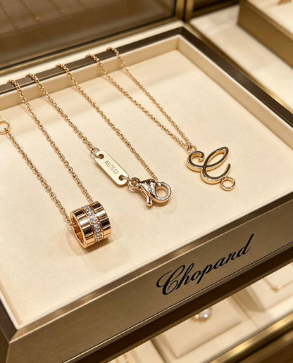 CHOPARD ❤️‍🔥*
Necklace 
Master quality 💯
With normal boxes 🗃️ 
50 dhs✅
With master box 📦 
120 dhs✅

Zain216
♥️♥️♥️
