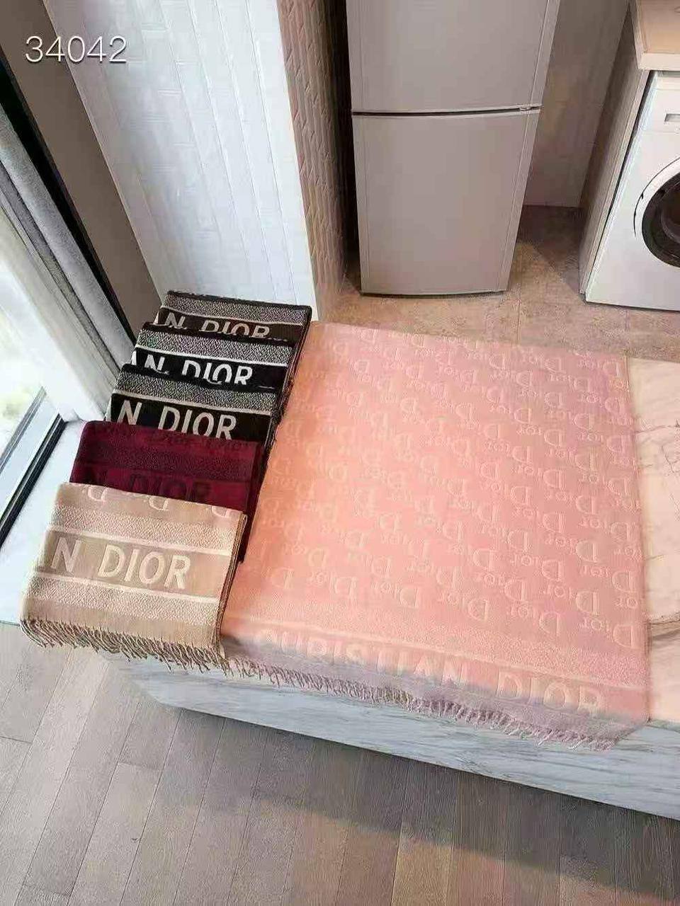 Scarf
Winter scarf cashmiri 
good quality
45 dhs❣️

Zain278
♥️♥️♥️