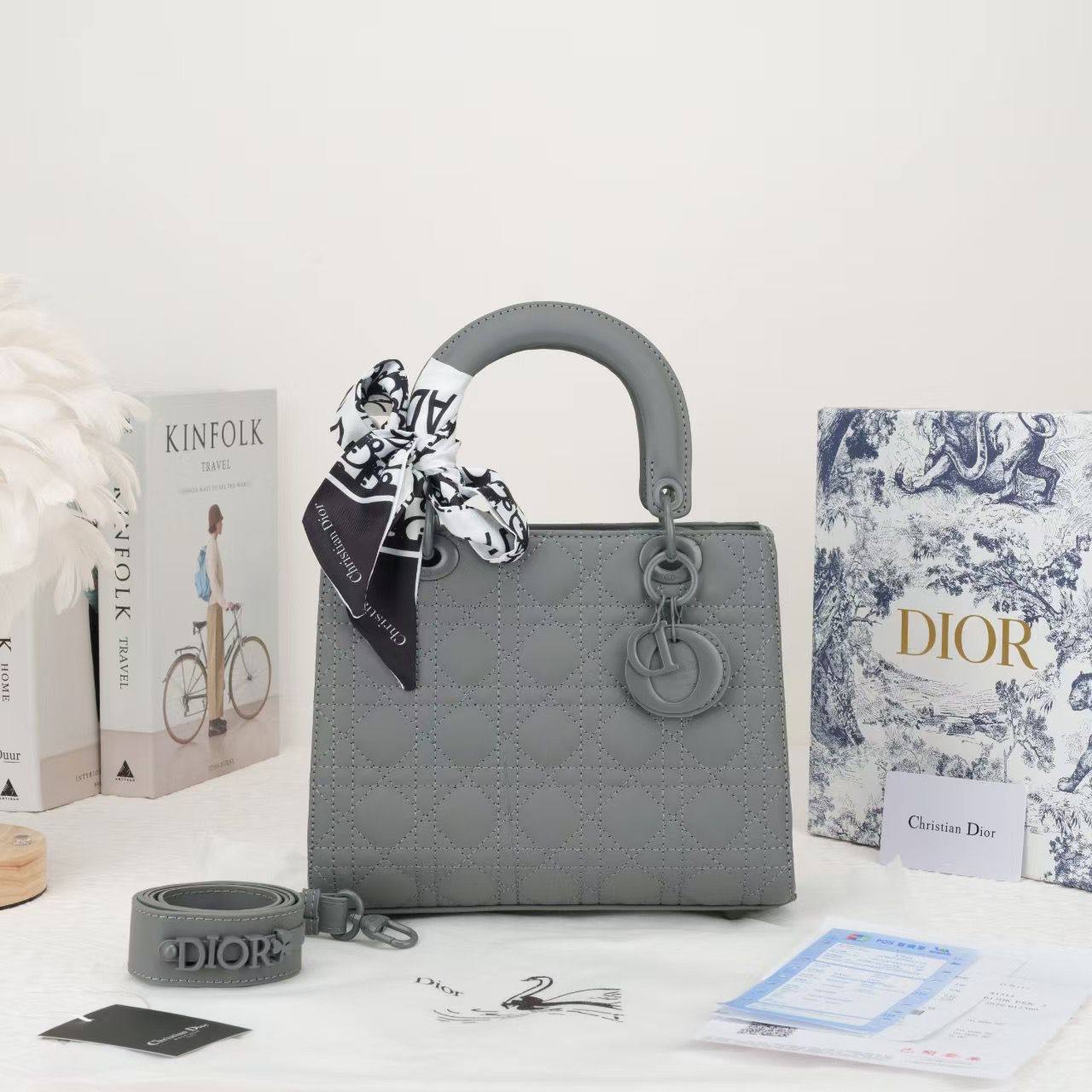 Dior
100 dhs🪙💕
size：24cm
Good quality 
with box
🎁🎁🎁

Zain35
♥️♥️♥️