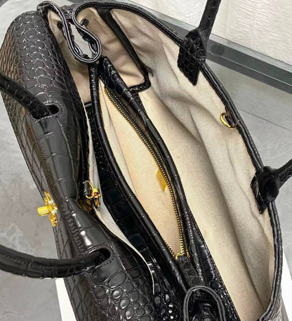 CHANEL 

MASTER QUALITY 

RESTOCK 

350 DHS🇦🇪🇦🇪

Zain295
♥️♥️♥️
