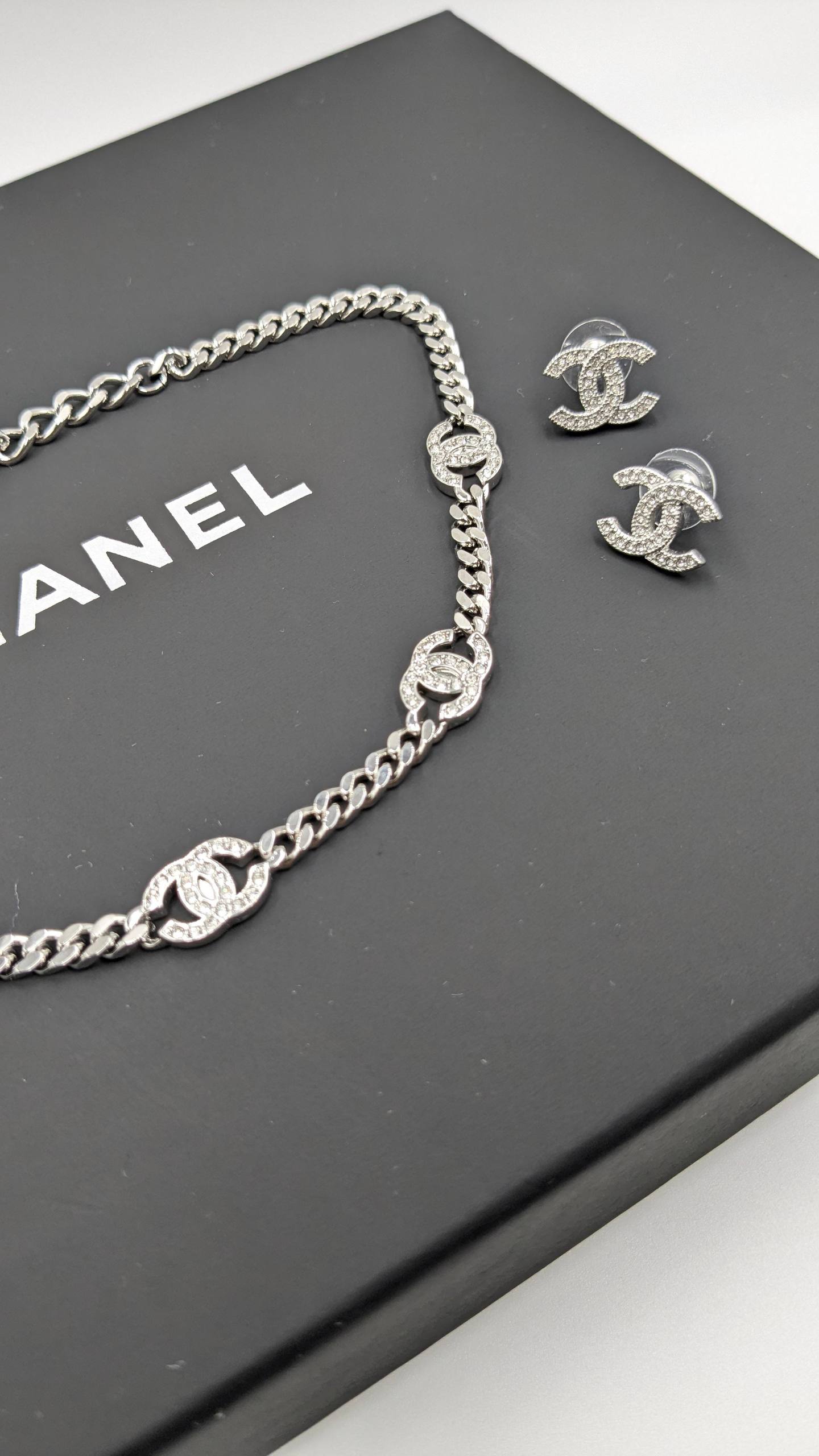 Chanel
*Master Quality* 
*Choker Necklace & Earrings*
130 dhs🪙🌨️
with Normal Box 🎁 
180 dhs🪙🌨️
with Master Box 🎁

Zain210
♥️♥️♥️