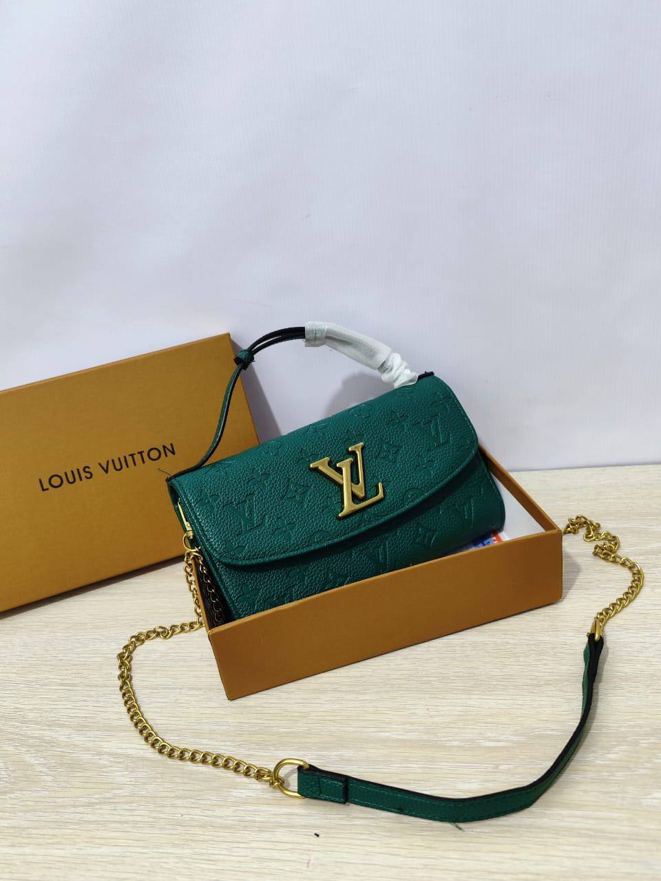 Coach

70 dhs🪙💕 

high quality 

with box  
🎁🎁🎁
23cm

Zain26
♥️♥️♥️