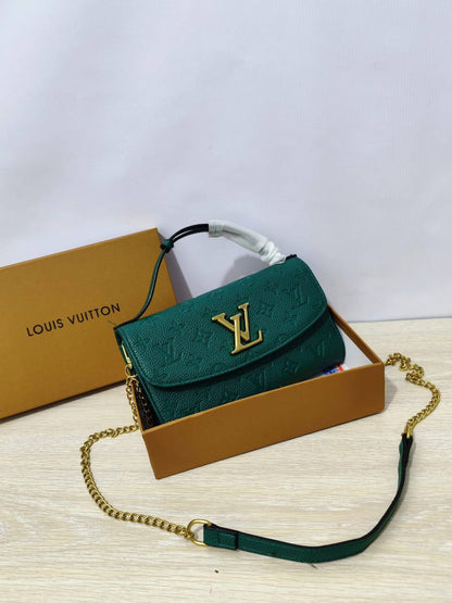 Coach

70 dhs🪙💕 

high quality 

with box  
🎁🎁🎁
23cm

Zain26
♥️♥️♥️