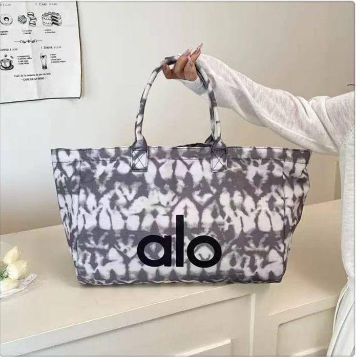 🪂 ALO  Fitness bag with zipper 
Good quality 
Size : 50 ~ 45 * 25 cm
70 dhs🌺

Zain115
♥️♥️♥️