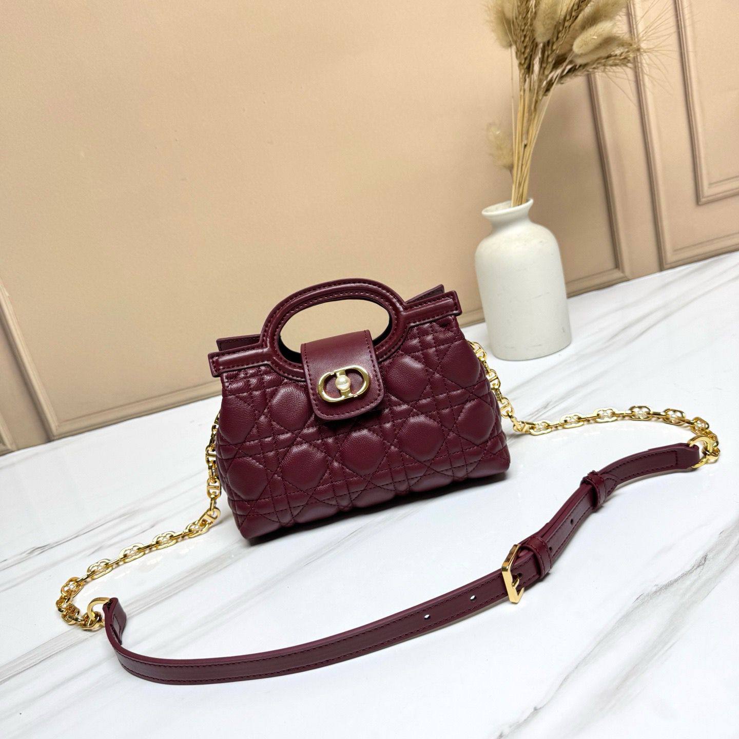 Dior 🙋🏻‍♀️💕 Master
20cm🫶🏼 
300 dhs❣️

Zain228
♥️♥️♥️