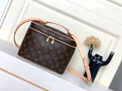 LV
GOOD QUALITY 
WITH BOX 
🎁🎁🎁

BIG SIZE 110 DHS✅
MEDUIM SIZE 100 DHS✅
SMALL SIZE  95 DHS✅

Zain295
♥️♥️♥️
