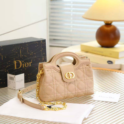Dior
with box
100 dhs✅

Zain143
♥️♥️♥️