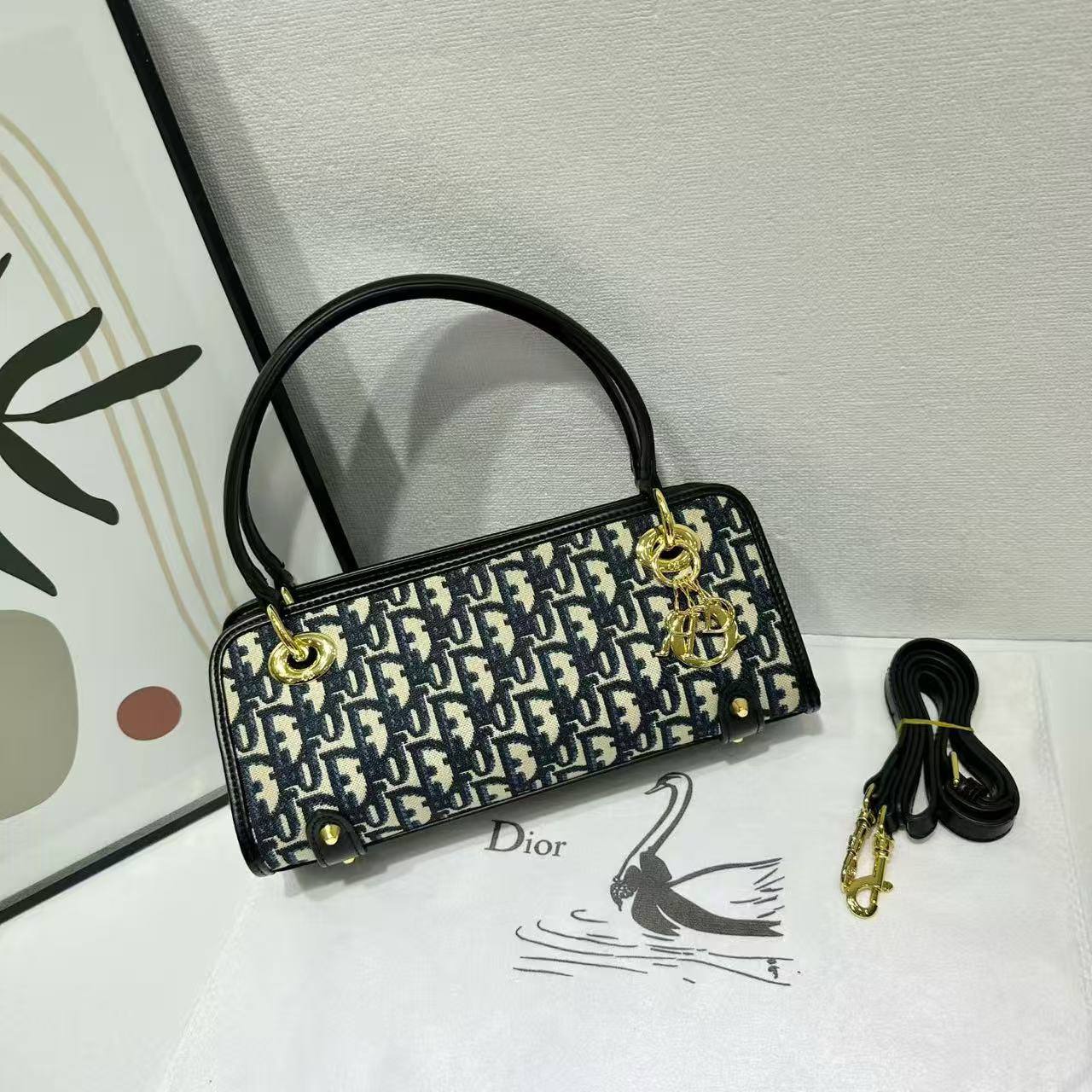 DIOR
Best quality with box
120 dhs💓
size 28CM

Zain290
♥️♥️♥️