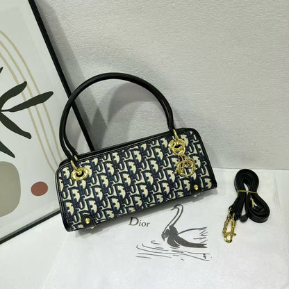 DIOR
Best quality with box
120 dhs💓
size 28CM

Zain290
♥️♥️♥️