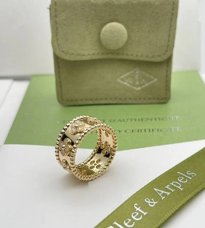 VCA ❤️‍🔥*
Ring 💍 available size 👇
6,7,8,9
Master quality 💯
With normal boxes 🗃️ 
50 dhs✅
With master box 📦 
65 dhs✅

Zain216
♥️♥️♥️