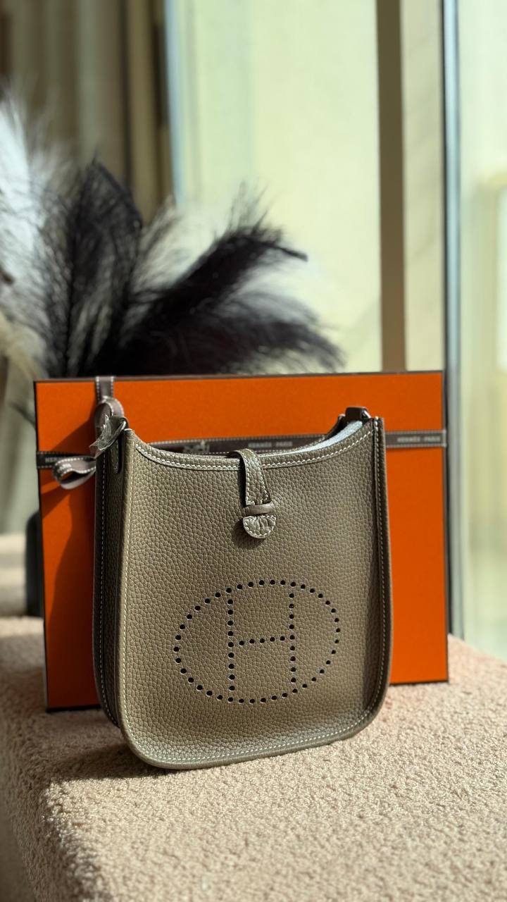 HERMES 🧡
MINI EVELYNE 16 cm
*with original packing*🎁
*HANDMADE*
For Price 👇 WTSP Text Zain 0568585901

Zain280
♥️♥️♥️