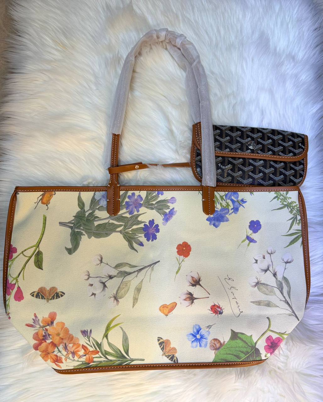 Goyard
reversible, high quality, 
size... 46* 28 cm 
95 dhs🇦🇪

Zain12
♥️♥️♥️