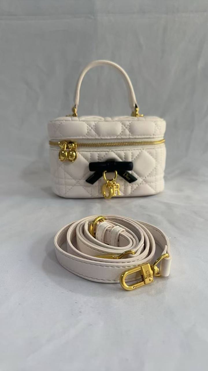 DIOR 
95 dhs✅
with box

Zain90
Zain143
♥️♥️♥️