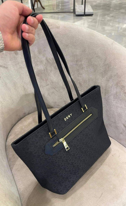 DKNY
100 dhs👑
SIZE：42cm
Good quality and big capacity

Zain35
♥️♥️♥️