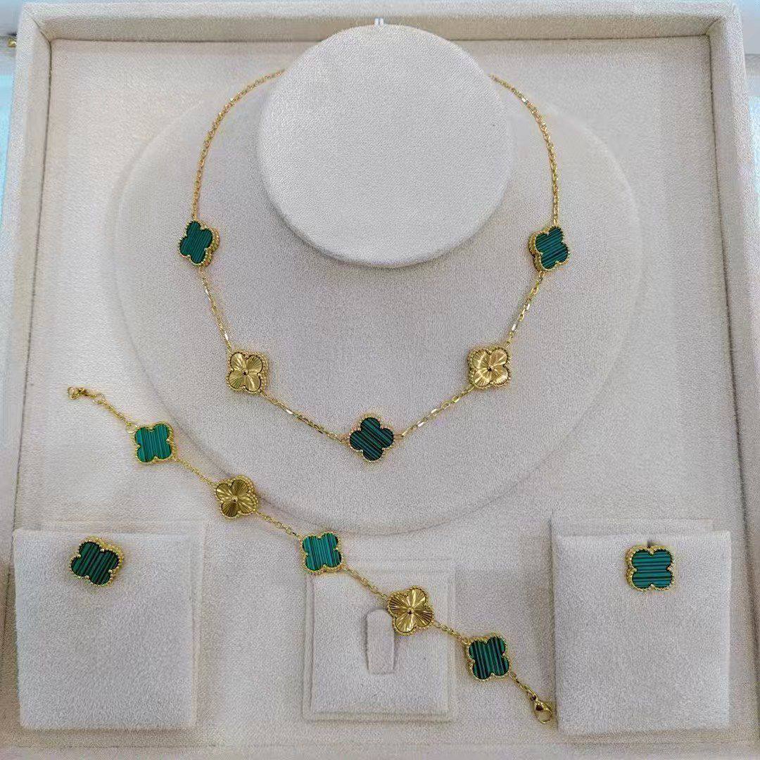 VCA SET❤️‍🔥*
Stainless steel 💯
Non tarnish ✅
Necklace 🐦‍🔥
Earring🌸
Bracelet ✨
With normal boxes 📦 
50 dhs✅
With master box 🗃️ 
80 dhs✅

Zain216
♥️♥️♥️