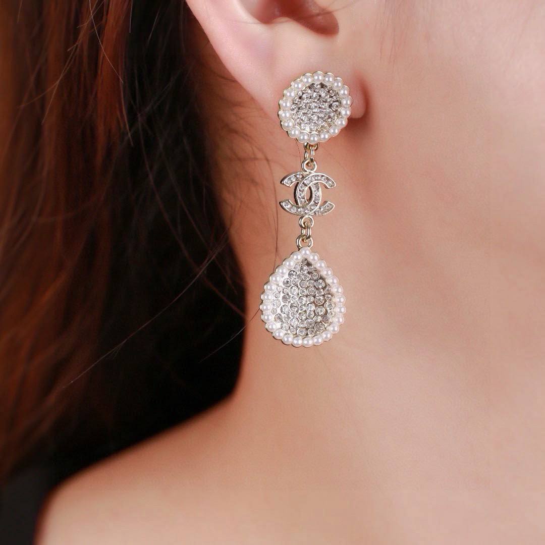 *CHANEL❤️‍🔥*
Earring 🦋
Master quality 💯
With normal boxes 🗃️ 
55 dhs🇦🇪🇦🇪🇦🇪

With master box 📦 
70 dhs🇦🇪🇦🇪🇦🇪

Zain216
♥️♥️♥️