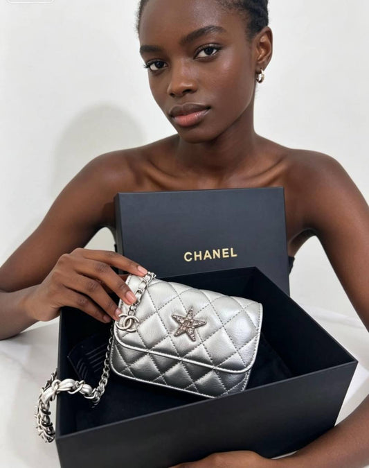 Chanel
105 dhs✅

with box
🎁🎁🎁

Size:16*12*6

Zain07
♥️♥️♥️