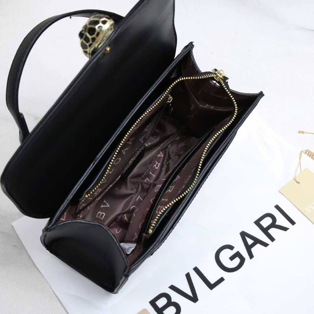 BVLGARI 

95 dhs🪙🌨️

with box
🎁🎁🎁

Zain90
♥️♥️♥️