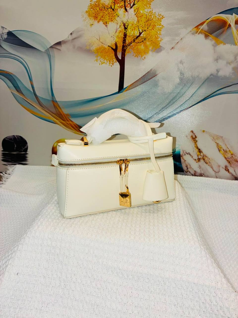 LORO PIANA
Best quality 
95 dhs✅
size19CM

Zain290
♥️♥️♥️