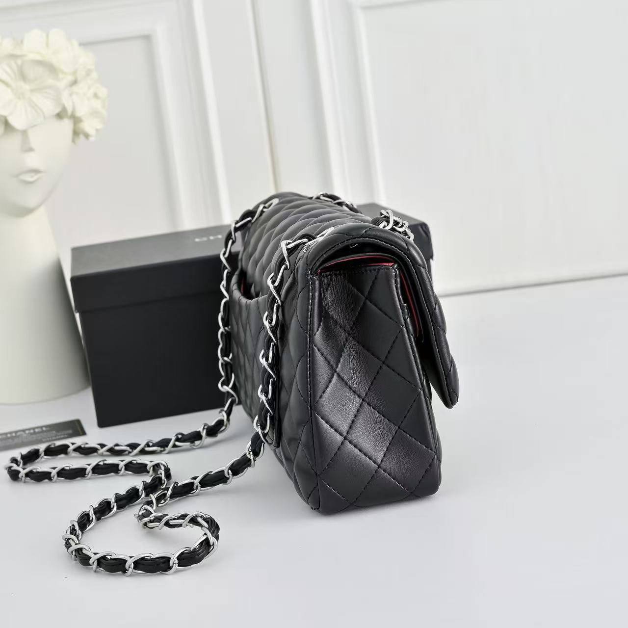 Chanel
with box
110 dhs💓

Zain143
♥️♥️♥️