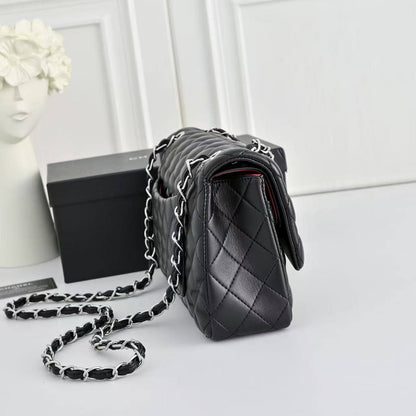 Chanel
with box
110 dhs💓

Zain143
♥️♥️♥️