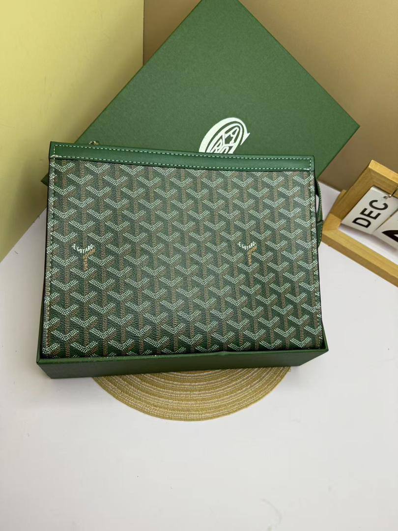 Pouch
65 dhs✅
with box🎁🎁🎁

size 27×5×21cm

Zain42
♥️♥️♥️
