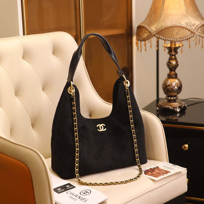 Chanel 
good quality, 

size... 35 * 31 cm 

100 dhs🗽

Zain12
♥️♥️♥️