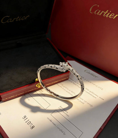 CARTIER BANGLE 
MASTER✨💫
105 dhs🇦🇪🇦🇪

 WITH BOX AND PAPER BAG🛍️🎁

Zain89
♥️♥️♥️