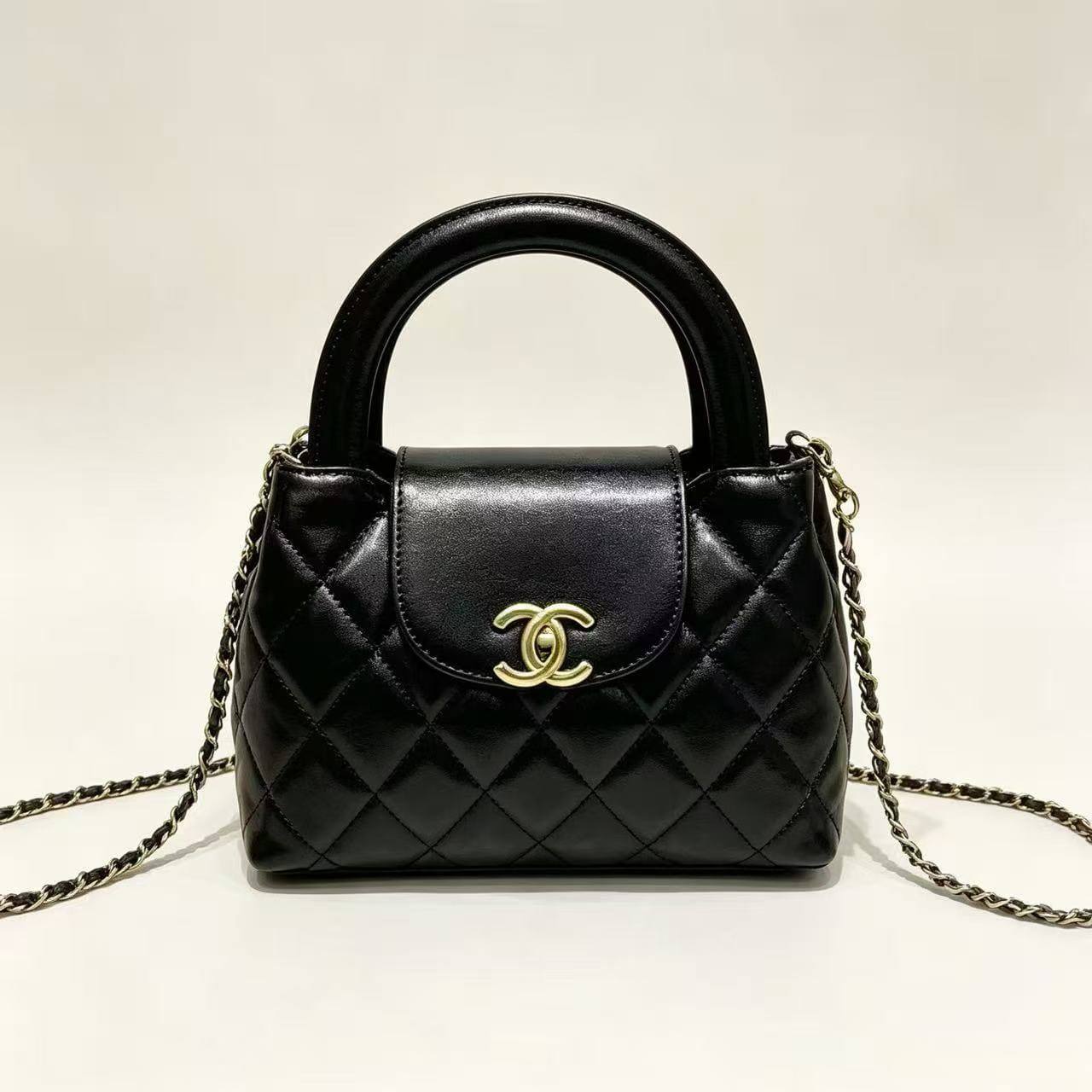 Chanel
High quality
With box 
100 dhs🇦🇪🇦🇪

Zain50
♥️♥️♥️