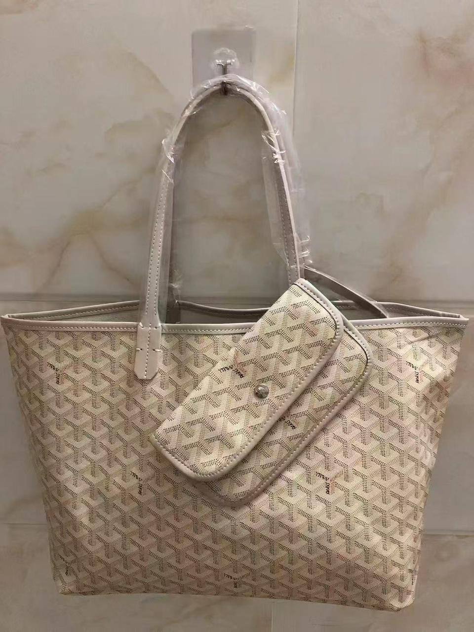 Goyard
85 dhs❤️

Zain143
♥️♥️♥️
