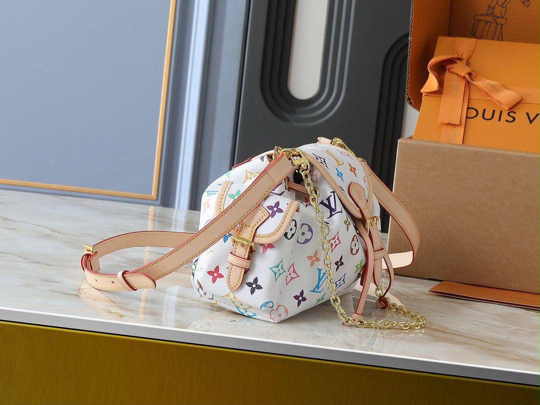 LV
GOOD QUALITY WITH BOX 
120 dhs💓

Zain17
♥️♥️♥️