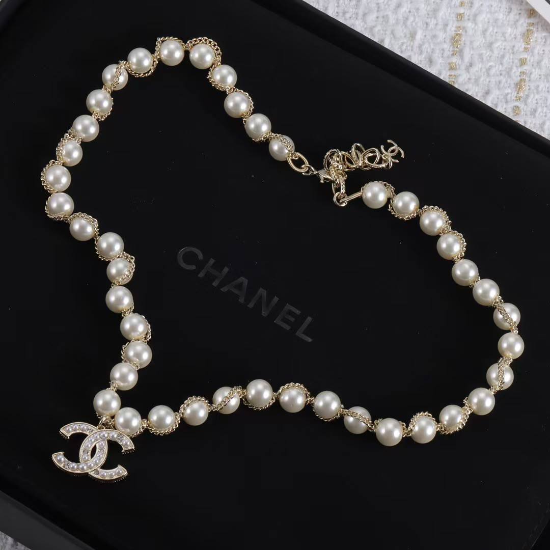 CHANEL ❤️‍🔥
Necklace 😍
Earring 🐦‍🔥
Bracelet 🦋
Master quality 💯
With normal boxes 🗃️ 
150 DHS 🇦🇪🇦🇪🇦🇪
With master box 📦 
160DHS🇦🇪🇦🇪🇦🇪

Zain216
♥️♥️♥️