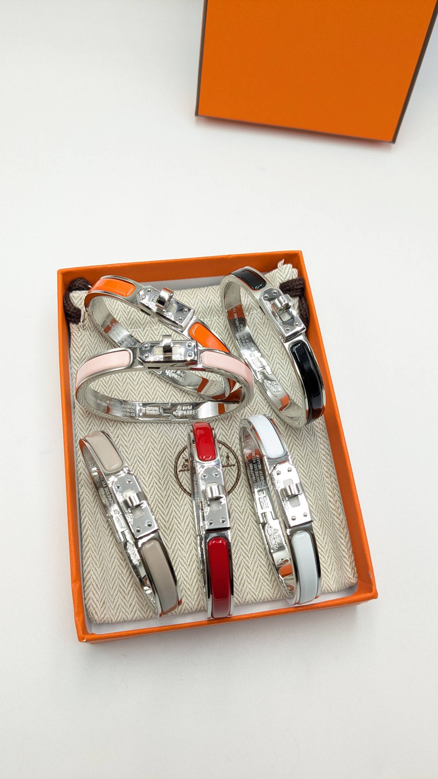 Hermes
*Super Master Quality* 
*Mini Clic Kelly enamel bracelet*
140 dhs🇦🇪🇦🇪 with Normal Box 🎁
160 dhs🇦🇪🇦🇪 with Good Box 🎁
190 dhs🇦🇪🇦🇪 with Master Box 🎁

Zain210
♥️♥️♥️