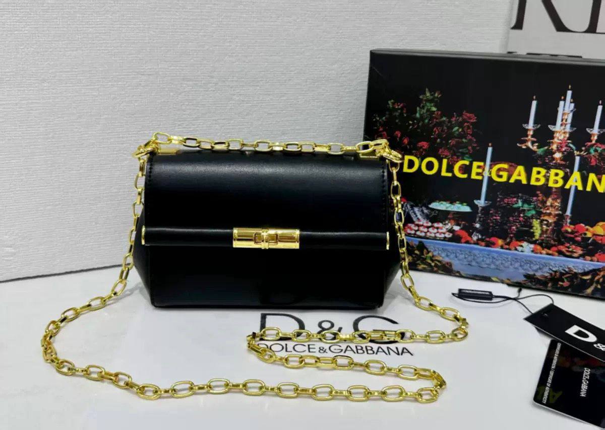 D&G
good quality 
with box
🎁🎁🎁

100 dhs✅

Zain39
♥️♥️♥️