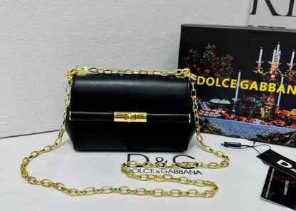 D&G
good quality 
with box
🎁🎁🎁

100 dhs✅

Zain39
♥️♥️♥️