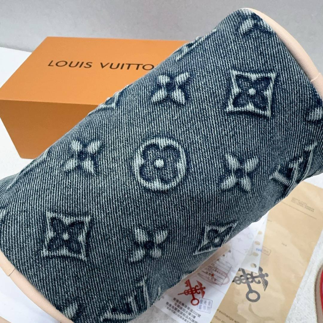 LV
80 dhs🪙🌨️

size 17×10×12cm

with box
🎁🎁🎁

Zain213
♥️♥️♥️