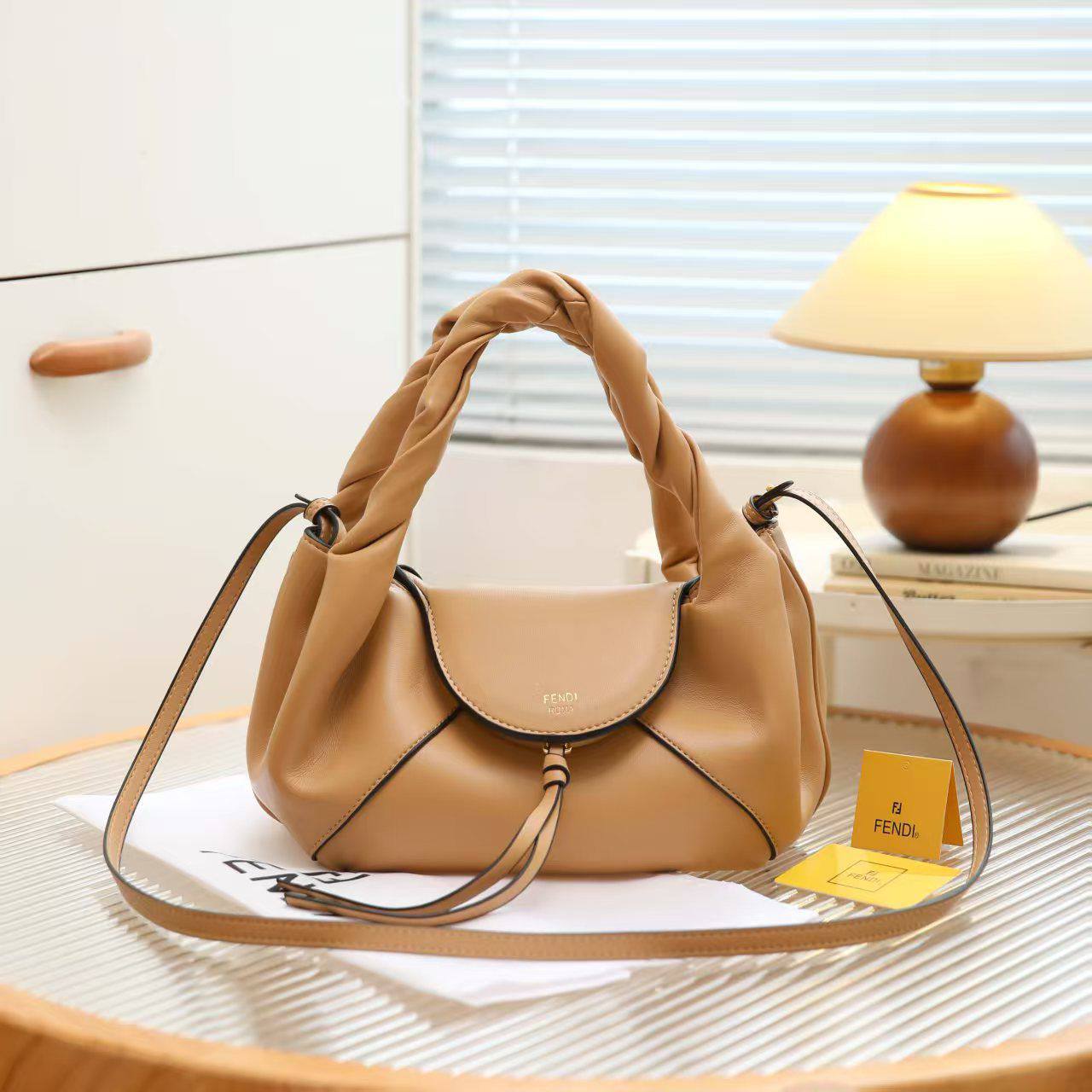 Fendi  
Best quality 
without box 
95 dhs✅
size 32CM

Zain290
♥️♥️♥️
