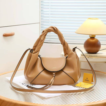 Fendi  
Best quality 
without box 
95 dhs✅
size 32CM

Zain290
♥️♥️♥️