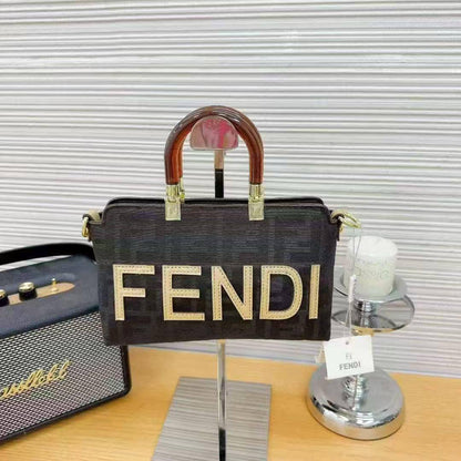Fendi
23*15*9cm
65 dhs🪙🌨️

Zain17
♥️♥️♥️