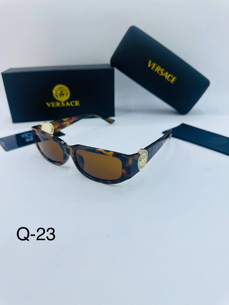 Sunglasses 🕶️*
New stock 💥
good quality 💯
Copy one 1️⃣ 
With master box 🗃️ 
50 dhs💛

Zain216
♥️♥️♥️