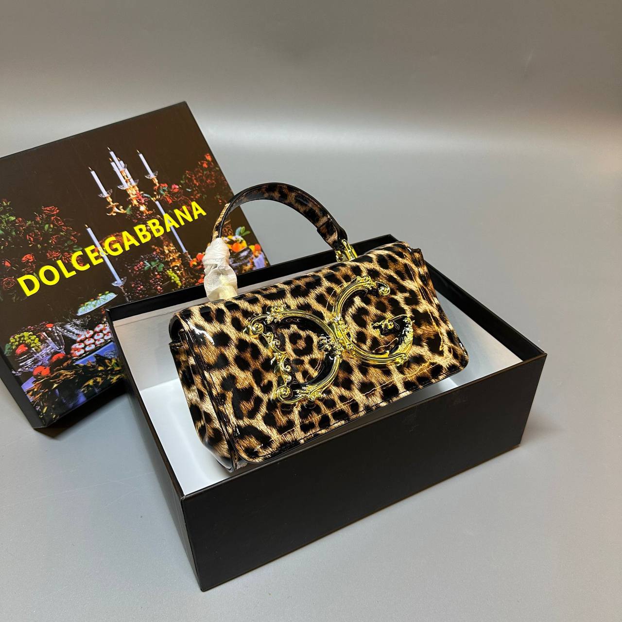 Dolce&Gabbana 

new came good quality

 with box 
🎁🎁🎁

90 dhs💓

Zain39
♥️♥️♥️