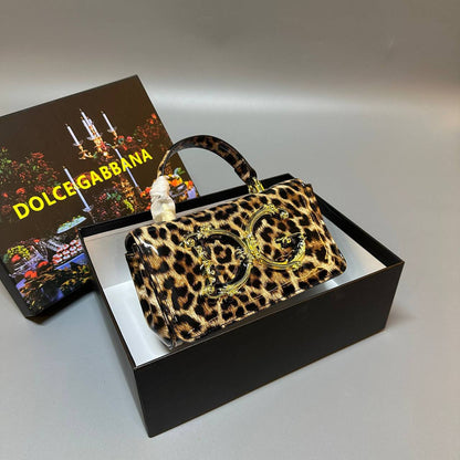 Dolce&Gabbana 

new came good quality

 with box 
🎁🎁🎁

90 dhs💓

Zain39
♥️♥️♥️
