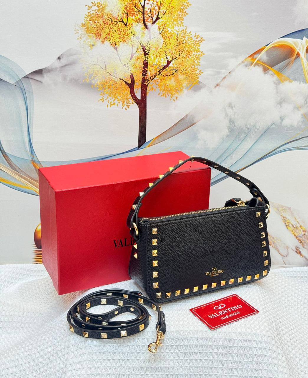 Valentino
Best quality
With box’s
🎁🎁🎁

115 dhs❣️
size 21cm

Zain158
♥️♥️♥️