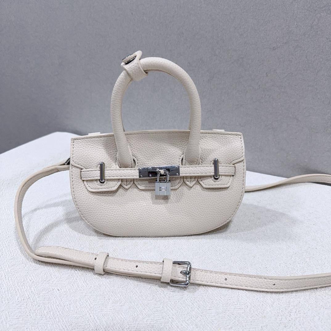 Hermes

22*12*7cm
70 dhs🇦🇪🇦🇪

Zain17
♥️♥️♥️