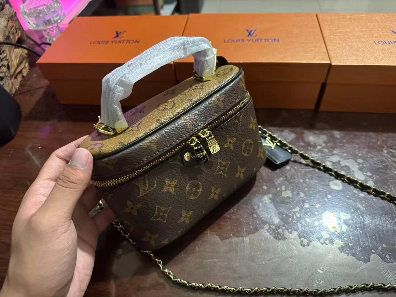 LV
New Model
90 dhs💓

with box🎁🎁🎁

Good Quality

Zain177
♥️♥️♥️
