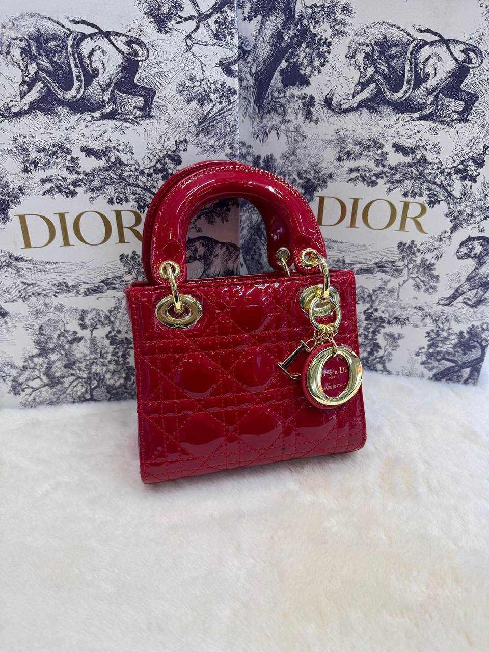 Dior
 (𝐥𝐚𝐝𝐲)
𝐰𝐢𝐭𝐡 𝐛𝐨𝐱 
🎁🎁🎁

𝐥𝐞𝐚𝐭𝐡𝐞𝐫 𝐦𝐚𝐭𝐭𝐞
𝐬𝐢𝐳𝐞:17𝐜𝐦
100 dhs🪙🖤

Zain56
♥️♥️♥️