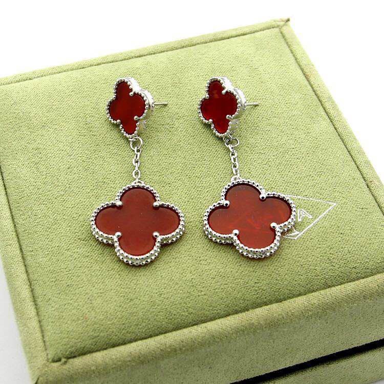 VCA 💫✨
       *Earrings 2 FLOWER*     💎
65 dhs🪙🌨️
             _WITH_
        *GOOD Box*📦
🎁🎁🎁


Zain89
♥️♥️♥️