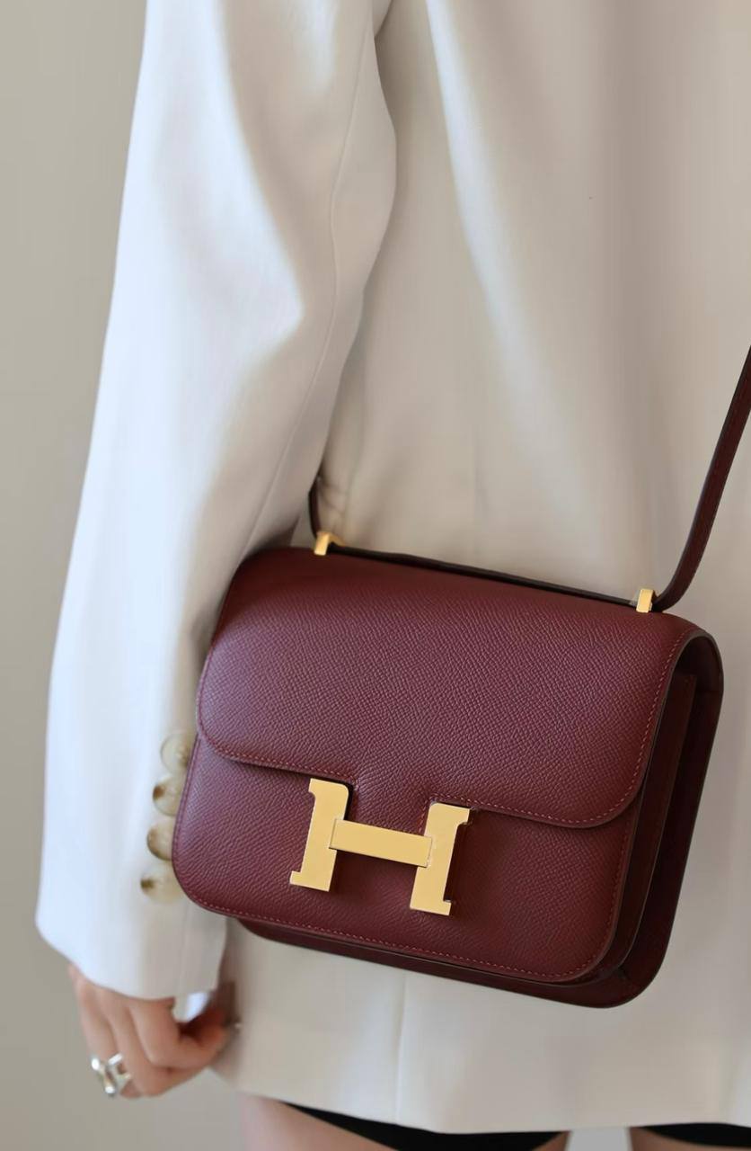 Hermes
good quality, comes 

with box, 
🎁🎁🎁

size... 23* 16 cm 

105 dhs🌺

Zain12
♥️♥️♥️