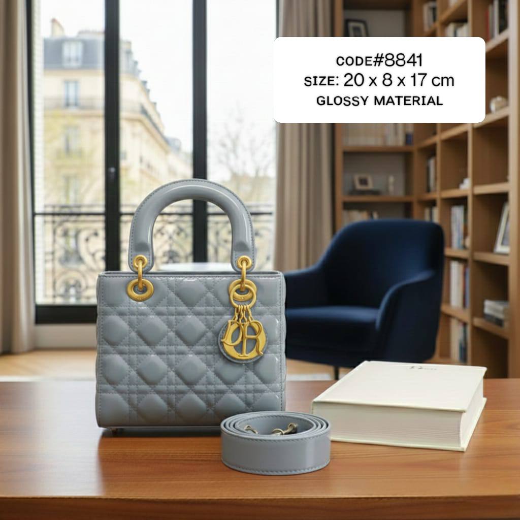 CHRISTIAN LADY DIOR
ɢʟᴏssʏ ᴍᴀᴛᴇʀɪᴀʟ
ɢᴏʟᴅ ʜᴀʀᴅᴡᴀʀᴇ
ᴡɪᴛʜ ᴡᴇʙ ʟᴏɴɢ sᴛʀᴀᴘ
sɪᴢᴇ: 20 ᴄm
ᴡɪᴛʜ BOX
🎁🎁🎁

100 dhs✅

Zain31
♥️♥️♥️